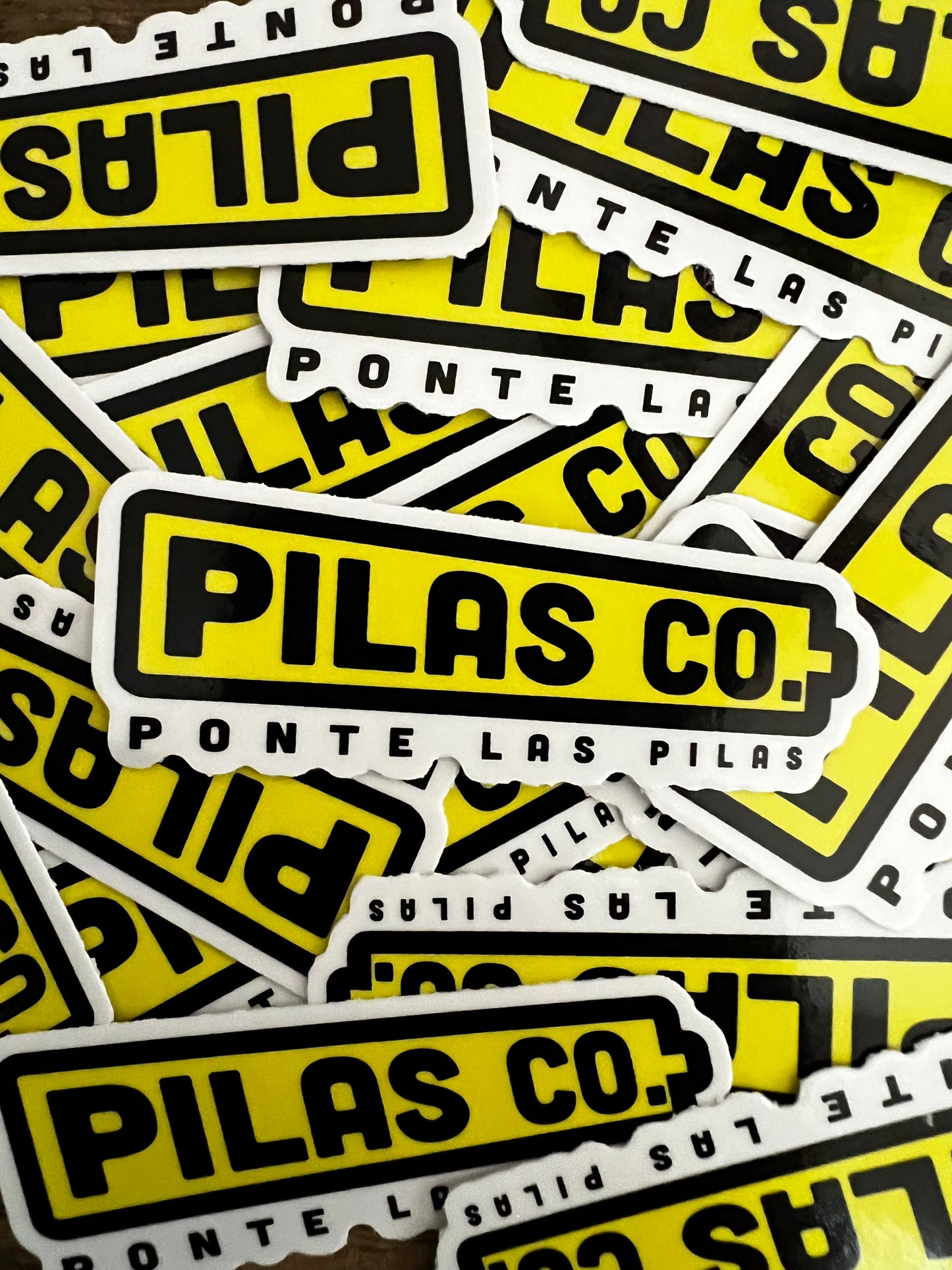 Pilas Co Ponte las Pilas yellow battery sticker - Latino workwear brand motivational decal